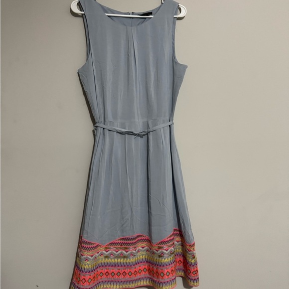 BCBGMaxAzria Light Gray Dress with Vibrant Hem.   🌹🩵 NEW WITHOUT TAG 🩵🌹 - Picture 5 of 9